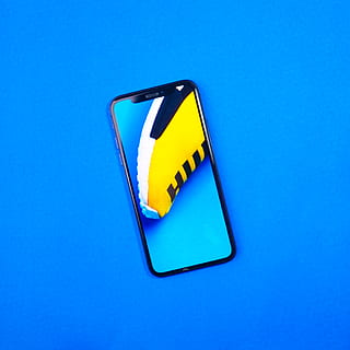 smartphone android negre, electrònica, telèfon mòbil, mòbil, telèfon, símbol, iphone, ordinador, maquinari, ratolí, iphone x, màx, fotografia de productes, sabates, yeezy, groc, flatlay, iphone xr, tecnologia, smartphone, sabatilles d'esport, blau, fons de colors, tir de l'estudi, fons blau, cap gent, a l'interior, primer pla, comunicació, còpia espai, sol objecte, natura morta, tallar, senzillesa, directament a sobre, signe, transport, forma, 2K, CC0, domini públic, lliure de regalies