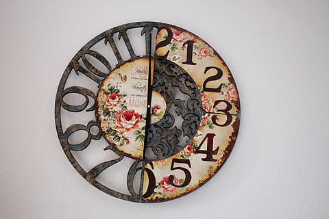 ur, tid, timer, uret ansigt, retro look, roser, dekorative, minutter, antik, pointer, årgang, makro, ingen mennesker, indendørs, mønster, Kunst og håndværk, cirkel, tæt på, murbygningsfunktion, geometrisk form, multi farvet, studio skud, form, hvid baggrund, valg, arkitektur, tidsinstrument, historie, kreativitet, vægur, udsmykkede, blomstermønster, minut hånd, 5K, CC0, offentligt domæne, royaltyfrie