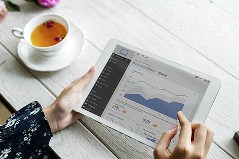 persona, utilitzant, ipad, mirant, gràfic, anàlisi, tassa, dades, dispositiu, digital, beure, electrònica, mans, portàtil, pantalla, te, tecnologia, comunicació, tecnologia sense fils, mà humana, part del cos humà, una persona, mà, taula, connexió, a l'interior, dispositiu d’informació portàtil, tauleta digital, celebració, estils de vida, adult, dit, 4K, CC0, domini públic, lliure de regalies