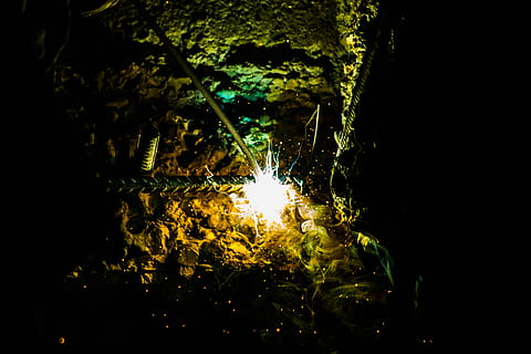 Feu, flamme, lumière, foncé, nuit, soudage, soudeur, acier, métal, barre, étincelle, illuminé, arbre, la nature, personne, plante, à l'intérieur, beauté dans la nature, fermer, croissance, la grotte, lumière - phénomène naturel, Roche, eau, solide, jaune, réflexion, 5K, CC0, domaine public, libre de droits