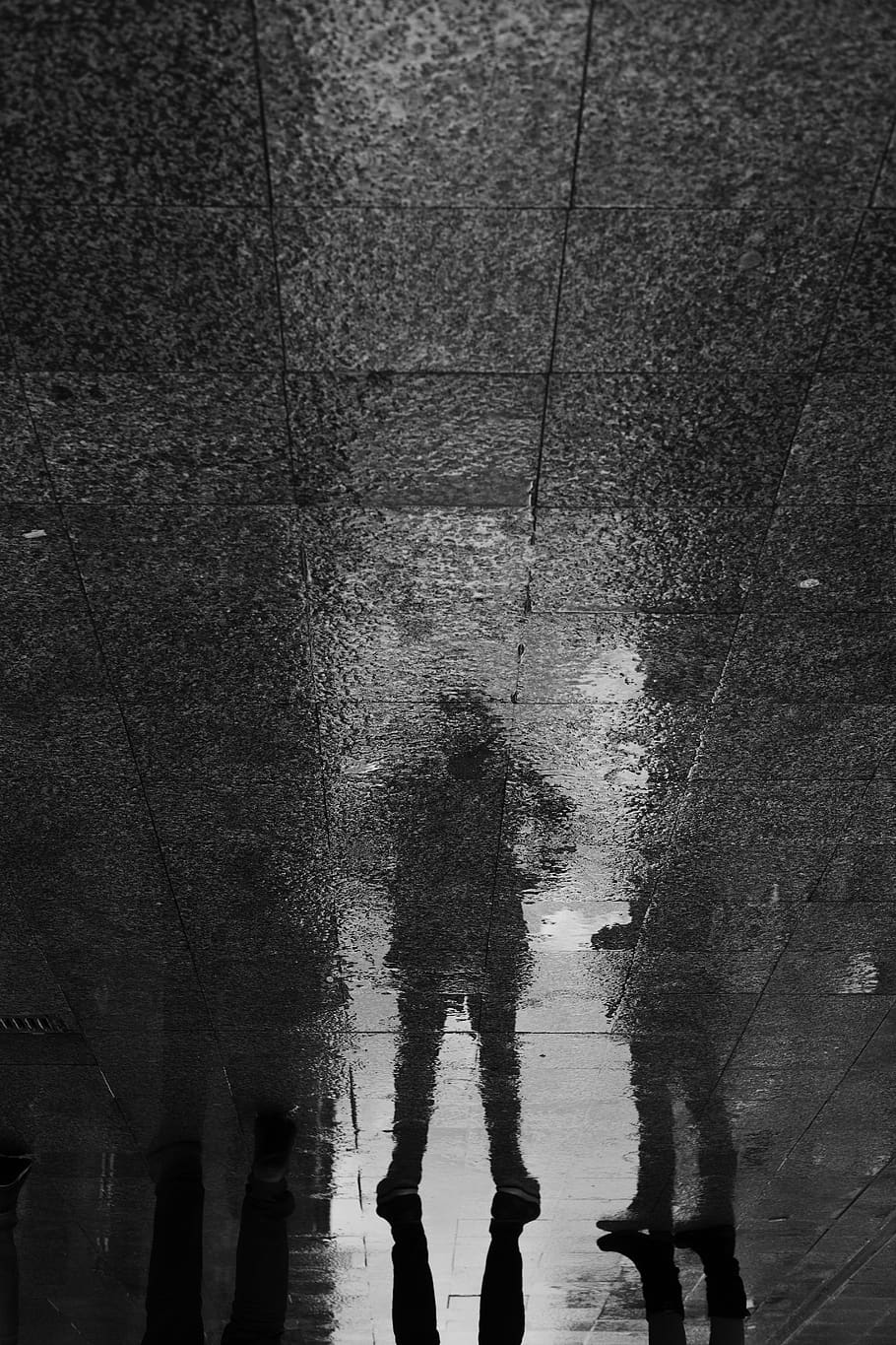 rajoles negres, a l'aire lliure, humà, persona, aigua, paret, naturalesa, carrer, ciutat, edifici, urbà, carretera, arquitectura, Camí, fotografia de carrer, reflexió, heroi, monocroma, pose, blanc i negre, persones reals, caminar, estils de vida, secció baixa, gent, dia, activitat d'oci, humit, pluja, de peu, cama humana, homes, dones, sendera, unió, persona irreconeixible, dues persones, 5K