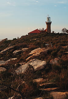 Trittsteine, Gebäude, Turm, die Architektur, Leuchtfeuer, Leuchtturm, Vorgebirge, draußen, Natur, Boden, Bunker, Freizeitaktivitäten, Abenteuer, Gehäuse, Haus, Hütte, Schutz, ländlich, Landschaft, Schutt, Kontrollturm, Himmel, gebaute Struktur, Gebäudehülle, Beratung, Land, keine Leute, Pflanze, Richtung, Tag, Sicherheit, Reiseziele, Feld, 4K, CC0, gemeinfrei, lizenzfrei