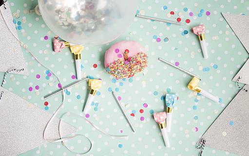 jordbærdoughnuts, konfetti, papir, drysser, parti, Australien, solskin kyst, fødselsdag, applique, farverig, fødselsdagsfest, donut, blå, fejre, lys, lyserød, pastel, ballon, sød, gave, tilbehør, indendørs, høj vinkel visning, multi farvet, bord, fest, ingen mennesker, stilleben, sødt mad, mad og drikke, mad, begivenhed, direkte over, overbærenhed, spise redskaber, jubilæum, køkkenredskaber, mønster, fristelse, Polka prik, 5K, CC0, offentligt domæne, royaltyfrie