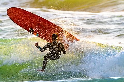 surferul șterge, acțiune, cădere, distracţie, mişcare, ocean, agrement, mare, stropi, vară, surf, surfboarding, surfer, surfing, apă, sporturi acvatice, val, umed, nimici, sportiv, o persoana, sport acvatic, aventură, sporturi extreme, Activitatea de agrement, oameni adevărați, natură, echipament sportiv, bălăceală, stiluri de viață, bărbați, zi, în aer liber, calificare, libertate, putere în natură, 5K, CC0, domeniu public, fără drepturi de autor