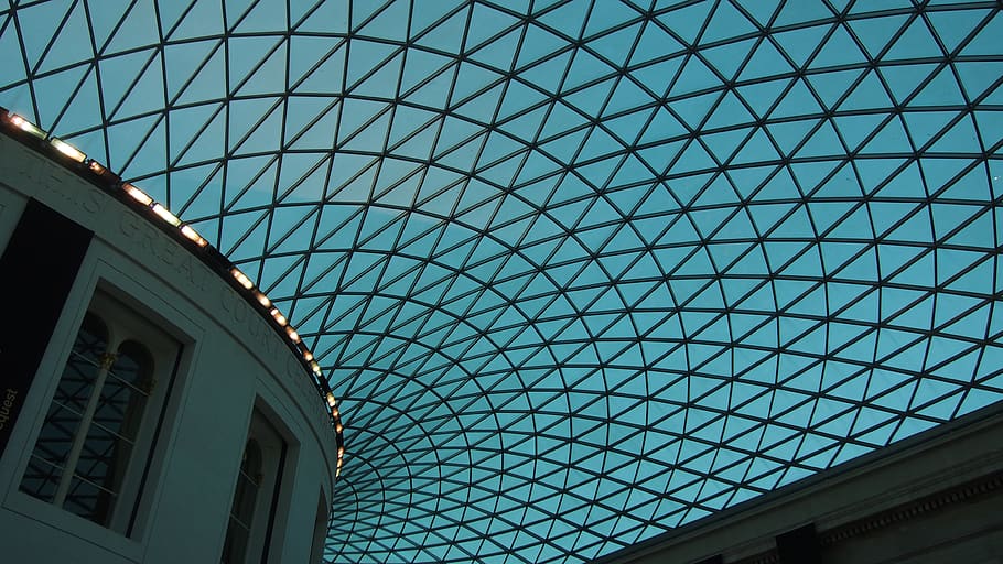 hintere Gebäudedecke, gebaute Struktur, die Architektur, Flachwinkelansicht, Gebäudehülle, Glas - Material, keine Leute, Muster, Decke, modern, Himmel, Tag, Gebäude, Geometrische Figur, Dach, transparent, draußen, Fenster, Blau, Natur, Dachfenster, Glas, Bürogebäude außen, direkt darunter, 4K