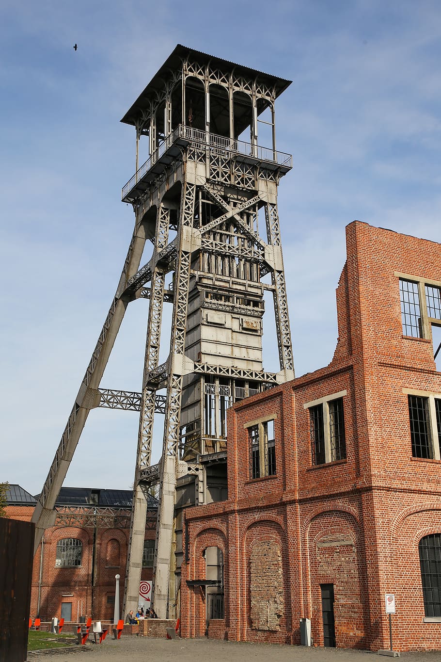 Headframe, factura, sistema de transport, mineria, desmantellament, indústria, genk, estructura construïda, arquitectura, exterior de l'edifici, cel, vista d’angle baix, torre, edifici, naturalesa, alta - alta, cap gent, dia, història, a l'aire lliure, el passat, finestra, destinacions de viatge, núvol - cel, turisme, ciutat, 4K