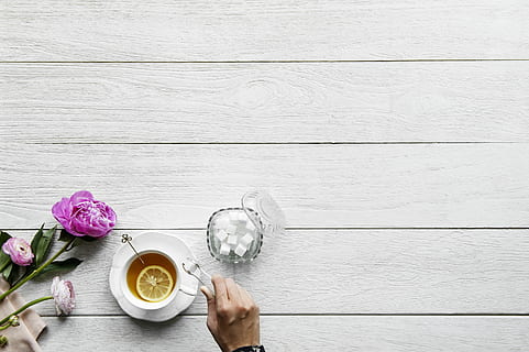 Haut, voir la photo, la personne, en mettant, sucre en morceaux, tasse, ajouter, belle, Floraison, épanouissement, récipient, délicat, flore, fleurs, main, citron, pétales, fleur mauve, soucoupe, sucre, thé, tasse à thé, vue de dessus, fleur, plante à fleurs, boisson, fraîcheur, table, bois - matériau, rafraîchissement, Nourriture et boisson, verre, plante, directement au-dessus, verre à boire, à l'intérieur, café, partie du corps humain, agresser, main humaine, nature morte, tête de fleur, 2K, CC0, domaine public, libre de droits