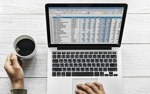 une analyse, affaires, ordinateur, lien, espace de copie, dispositif, numérique, maison, boisson chaude, important, l'Internet, clavier, portable, mode de vie, la gestion, commercialisation, réseau, carnet, objets, Bureau, écran, des médias sociaux, réseau social, Technologie sans fil, La technologie, la communication, dispositif d'information portable, partie du corps humain, une personne, main humaine, main, équipement informatique, perspective personnelle, boisson, utilisant un ordinateur portable, tasse à café, tasse, Nourriture et boisson, adulte, café, doigt, dactylographie, 4K, CC0, domaine public, libre de droits