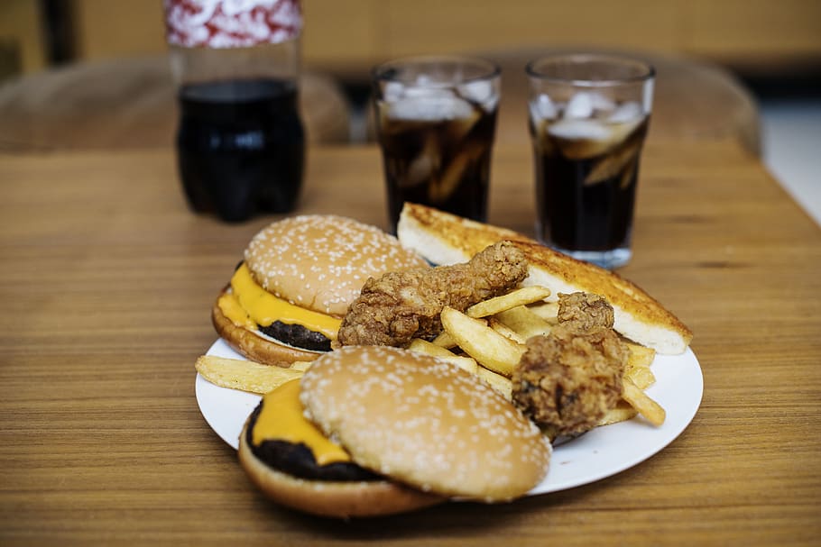 hamburguesa, fregit, patates, placa, hamburguesa de vedella, pa, pollastre arrebossat, hidrats de carboni, cheeseburger, pollastre, colesterol, deliciós, menjar, sopar, beure, menjar ràpid, patates fregides, pollastre fregit, casolà, a l'interior, escombraries, menjar escombraria, dinar, carn, menú, nutrició, entrepà, conjunt, natura morta, saborós, brindis, tradicional, menjar i beguda, taula, llest per menjar, frescor, vidre, menjar poc saludable, refresc, equipament per a la llar, primer pla, centrar-se en primer pla, alcohol, copa, indulgència, material de fusta, berenar, cap gent, temptació, 5K