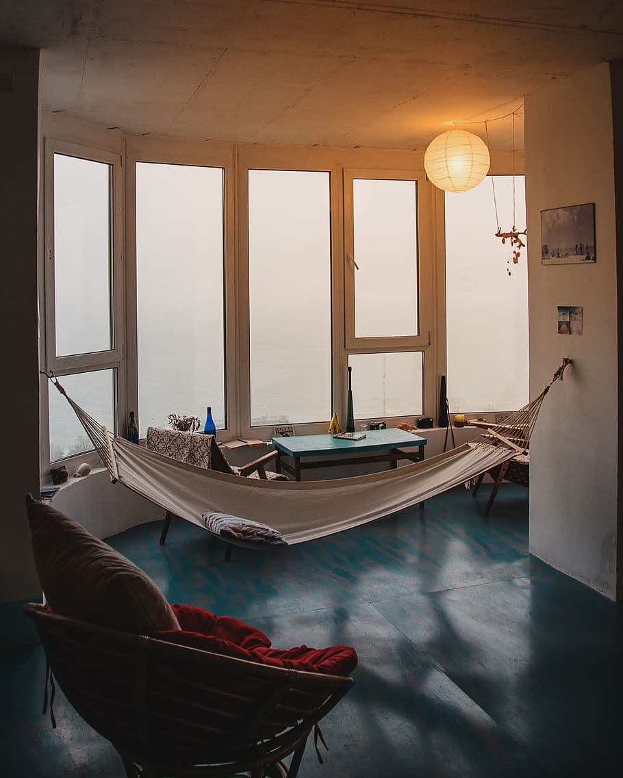 leeren, Hängematte, Laternenkugel, Transport, Boot, Wasserfahrzeug, Schiff, Schlauchboot, Konferenzraum, Zimmer, drinnen, Gondel, Wohnung, Gehäuse, Gebäude, Ruderboot, Innenarchitektur, Möbel, Esszimmer, Fenster, Lichtanlage, Tag, Abwesenheit, keine Leute, die Architektur, Wohnraum, gebaute Struktur, Tabelle, Stuhl, Sitz, Wohngebäude, Natur, Holz - Material, beleuchtet, transparent, elektrische Lampe, Decke, 4K