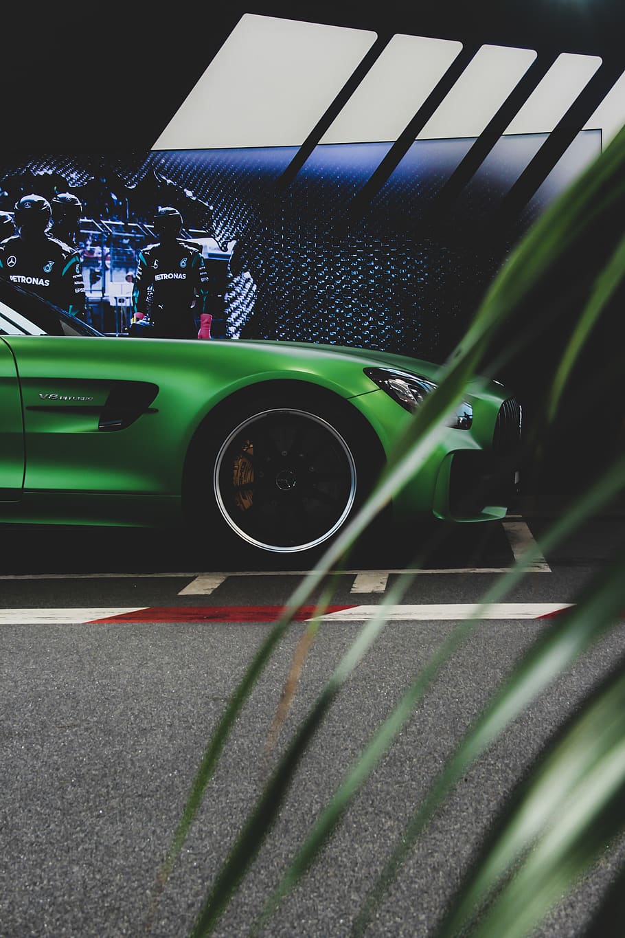 mașină verde, mașină, auto, vehicul, transport, roată, maşină, vorbit, jante din aliaj, obosi, roata auto, uman, persoană, mașină sport, imagini de fundal, mercedes, supercaruri, supercar, autoturisme, tehnologie, nici o persoana, drum, a închide, vehicul cu motor, în interior, se concentreze pe fundal, Culoarea verde, oraș, vehiculul terestru, natură, mijloc de transport, comunicare, zi, stradă, conexiune, semn, 5K