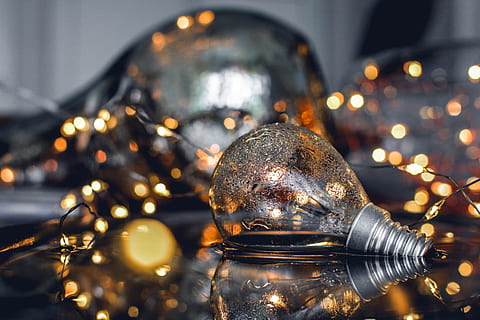 bombeta, reflexió, llum, il·luminat, desatacs, brillant, brillantor, llums, art, creativitat, primer pla, equips d’il·luminació, cap gent, centrar-se en primer pla, Nadal, llums de Nadal, decoració, enfocament selectiu, metall, festa, decoració de Nadal, a l'interior, taula, celebració, adorn de Nadal, naturalesa, color plata, llum elèctrica, acer, 5K, CC0, domini públic, lliure de regalies