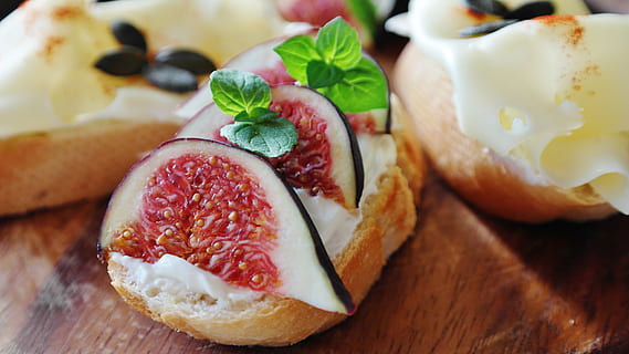 fig, cheese, cream cheese, bread, baguette, eat, healthy, food, goat cheese, starter, enjoy, kitchen, food photo, snack, fresh, court, nutrition, delicious, food and drink, freshness, healthy eating, fruit, close-up, ready-to-eat, indoors, indulgence, wellbeing, dairy product, table, no people, berry fruit, leaf, herb, breakfast, sweet food, slice, temptation, mint leaf - culinary, french food, 5K, CC0, public domain, royalty free