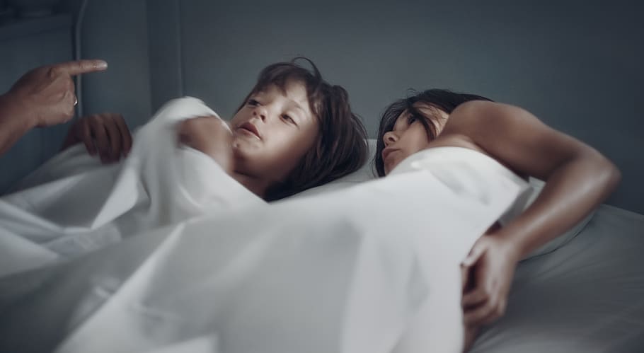 weiße Decke, Mensch, Person, Menschen, schlafend, grau, Kinder, Hand, Abend, Nacht-, Bett, wütend, sei still, Decke, sagen Sie ab, Gesicht, Porträt, weiblich, Baby, Kind, Neugeborene, zwei Menschen, Erwachsene, hinlegen, Möbel, Frau, Schlafzimmer, heterosexuelles Paar, Paar - Beziehung, drinnen, junger Erwachsener, Kopfschuss, junge Frau, Wohnraum, Entspannung, Zusammengehörigkeit, Schlafen, Freundin, Blatt, Freund, gemütlich, 4K