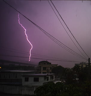 Donner, Gewitter, Beleuchtung, Lichtstreik, Gebäude, Blitz, Sturm, Leistung, Kraft in der Natur, Himmel, wolke - himmel, Elektrizität, die Architektur, Schönheit in der Natur, Natur, gebaute Struktur, gegabelter Blitz, Gebäudehülle, Zeichen, Dramatischer Himmel, keine Leute, Warnschild, Umgebung, draußen, lila, Licht, 1080P, CC0, gemeinfrei, lizenzfrei