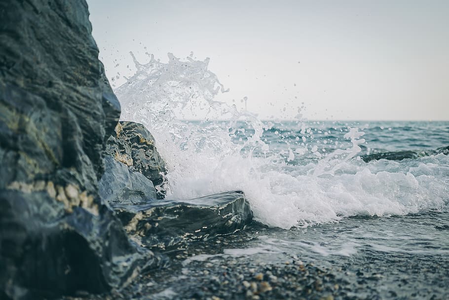 les ones del mar, platja, fred, la llum del dia, moviment, oceà, rock, escènic, mar, vora del mar, Riba, splash, esquitxades, aigua, esquitxades d’aigua, onades, onada, bellesa a la natura, sòlid, rock - object, poder a la natura, poder, cel, davant del mar, naturalesa, dia, escenics - natura, cap gent, esport, esport aquàtic, horitzó sobre l’aigua, a l'aire lliure, trencament, colpejar, 4K