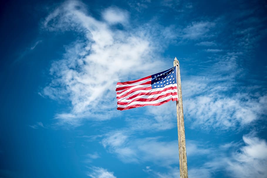 blå, himmel, skyer, flag, pol, USA, Forenede Stater, patriotisme, sky - himmel, lav vinkel visning, stribet, natur, vind, miljø, ingen mennesker, vinke, rød, emotion, dag, udendørs, uafhængighed, nationalt ikon, depression - sorg, 5K