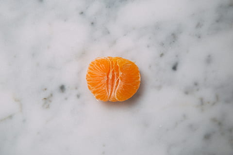 fruita taronja, fruita, taronja, cítrics, produir, planta, aranja, menjar, flora, clementina, desgavellat, vagina, mandarina, marbre, vegetals, color taronja, menjar i beguda, alimentació saludable, benestar, frescor, taronja - fruita, primer pla, cap gent, sol objecte, secció transversal, hivern, naturalesa, a l'aire lliure, tall, madur, 5K, CC0, domini públic, lliure de regalies