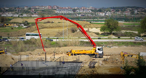 trabajo, obrero, humano, actividad, construcción, construir, grua, transporte, industria de construccion, arquitectura, modo de transporte, estructura construida, sitio de construcción, motor de la tierra, ciudad, industria, maquinaria de construcción, exterior del edificio, Construcción vial, vehículo terrestre, desarrollo, la carretera, vehículo de construcción, Vehículo de motor, Material de construcción, vista de alto ángulo, nadie, equipos de construcción, al aire libre, paisaje urbano, hormigón, 2K, CC0, dominio público, libre de derechos