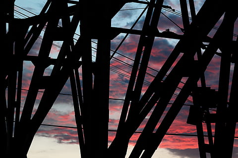 noche, andamio, esforzarse, puntales, contraluz, contraste, grua, metal, nubes, cielo, construcción, sol de la tarde, tecnología, Puerto, arquitectura, estructura construida, nadie, nube - cielo, vista de ángulo bajo, silueta, naturaleza, puesta de sol, al aire libre, industria de construccion, día, conexión, industria, sitio de construcción, modelo, puente, transporte, aleación, 4K, CC0, dominio público, libre de derechos