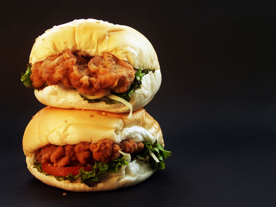 Marrone, panino con carne di pollo, pane, ciambella, formaggio, pollo, hamburger di pollo, classico, colorato, delizioso, mangiare, cibo, fresco, Hamburger, lattuga, pasto, carne, Sandwich, spuntino, gustoso, pomodoro, verdura, bianca, girato in studio, cibo e bevande, pronto a mangiare, sfondo nero, in casa, freschezza, Fast food, mangiare malsano, nessuno, natura morta, avvicinamento, indulgenza, prendi cibo, tentazione, hamburger al formaggio, cena, 2K