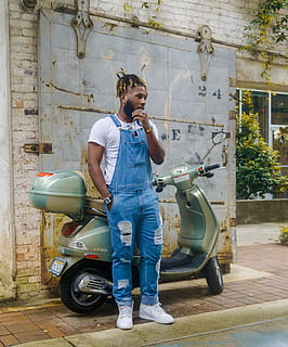 uomo, in piedi, accanto, scooter, all'aperto, luce del giorno, dreadlocks, modello, motociclo, parcheggiata, persona, servizio fotografico, posa, strada, arrugginito, mezzi di trasporto, sistema di trasporto, veicolo, indossare, ruota, abbigliamento casual, lunghezza intera, una persona, giovane adulto, persone reali, modo di trasporto, architettura, vista frontale, giorno, struttura costruita, attività di svago, giovani uomini, stili di vita, veicolo terrestre, esterno dell'edificio, adulto, detenzione, jeans, acconciatura, 4K, CC0, dominio pubblico, privo di copyright
