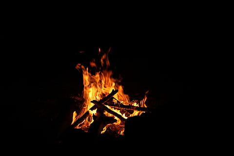 mørk, Brann, brenning, flamme, tre, lys, varmt, leir, varme - temperatur, brann - naturlig fenomen, natt, bål, Logg, brensel, tre - materiale, natur, kopiere plass, ingen folk, glødende, camping, oransje farge, lang eksponering, svart bakgrunn, 5K, CC0, offentlig domene, opphavsrett gratis