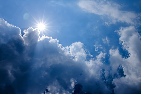 skyer, sol, himmel, natur, humør, sunburst, stråler, blå, solstråle, landskab, baggrundsbelysning, middagssolen, sommer, sky - himmel, skønhed i naturen, lav vinkel visning, sollys, scenics - natur, rolig scene, ro, dag, ingen mennesker, linseflare, lyse, udendørs, idyllisk, hvid farve, cloudscape, Stærkt oplyst, streaming, meteorologi, 5K, CC0, offentligt domæne, royaltyfrie