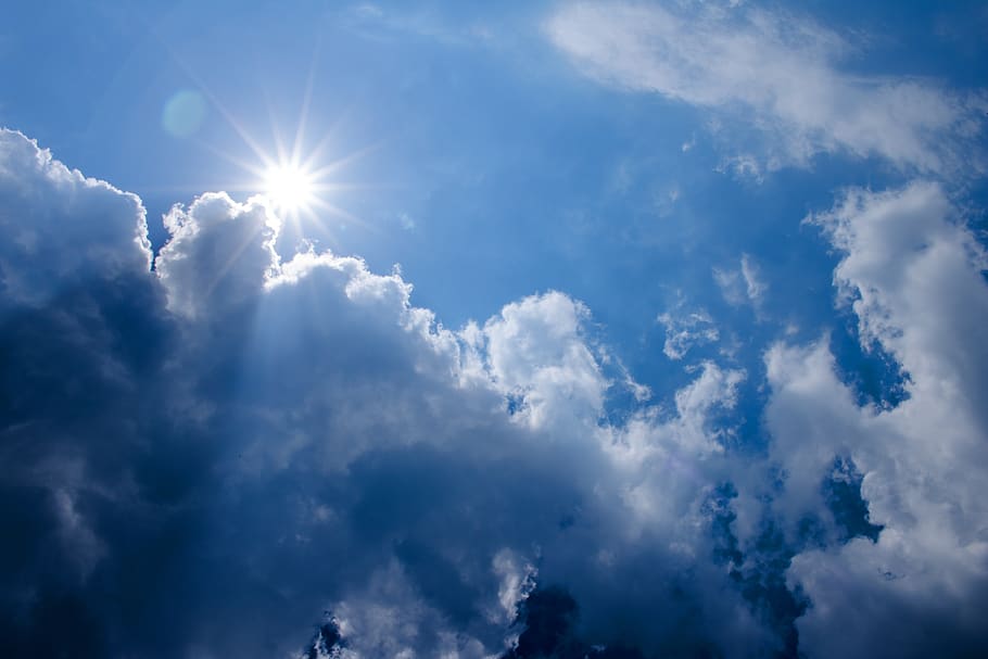 núvols, sol, cel, naturalesa, humor, raig de sol, raigs, blau, paisatge, retroiluminació, el sol del migdia, estiu, núvol - cel, bellesa a la natura, vista d’angle baix, llum solar, escenics - natura, escena tranquil·la, tranquil·litat, dia, cap gent, flare de la lent, brillant, a l'aire lliure, idíl·lic, Color blanc, cloudscape, lluminós, streaming, meteorologia, 5K