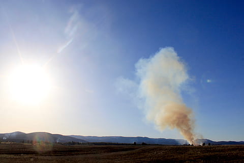 Fumo, cielo, tramonto, incendio forestale, natura, fumo - struttura fisica, ambiente, paesaggio, luce del sole, terra, giorno, montagna, sole, nessuno, scena non urbana, calore - temperatura, bellezza nella natura, all'aperto, scenics - natura, geologia, blu, vulcano, riflesso lente, luminosa, inquinamento, 4K, CC0, dominio pubblico, privo di copyright