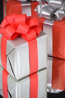 Geschenk, gemacht, Paket, Schleife, Paketschleife, Weihnachten, Weihnachtsdekoration, geben, Advent, verpackt, Geschenkverpackung, Überraschung, Geschenke, Muttertag, Kindergeburtstag, Geburtstag, Dekoration, Freude, bunt, Farbe, Feier, rot, Weihnachtsgeschenk, Bogen, Box, Band - Nähartikel, Band, gebundener Bogen, Kasten - Behälter, Geschenkbox, Container, eingewickelt, Papier-, Urlaub, Nahansicht, drinnen, keine Leute, Geschenkpapier, silberfarben, Luxus, 5K, CC0, gemeinfrei, lizenzfrei