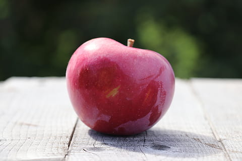 Mela, isolamento, rosso, frutta, rustico, cibo e bevande, mangiare sano, cibo, benessere, tavolo, freschezza, legno - materiale, avvicinamento, nessuno, mela - frutto, concentrarsi sulle conoscenze acquisite, natura morta, giorno, natura, pianta, all'aperto, messa a fuoco selettiva, 5K, CC0, dominio pubblico, privo di copyright