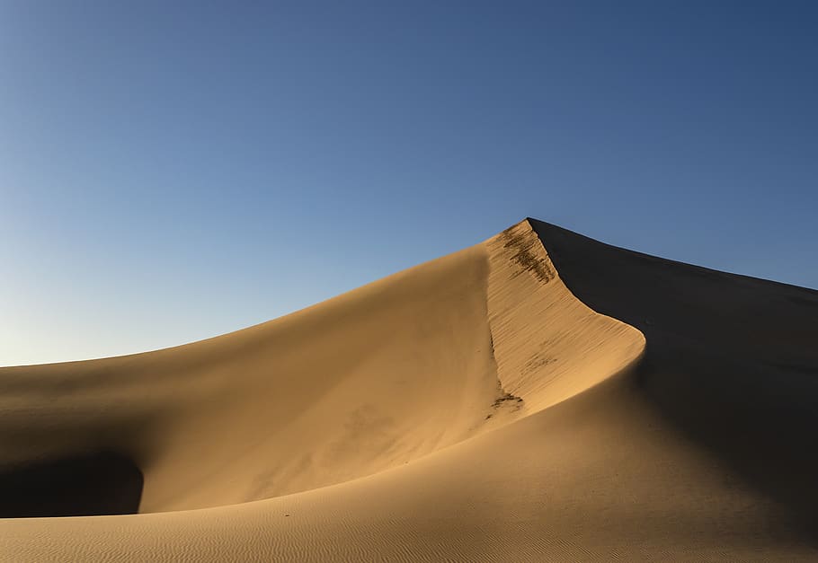 Sandberg, tagsüber, Boden, Sand, draußen, Natur, Düne, Wüste, Axt, Werkzeug, Landschaft, Land, Steigung, Wildnis, Wandern, Hütte, ländlich, Gebäude, Ecke, Plateau, Sanddüne, Himmel, trockenes Klima, Umgebung, Szenen - Natur, Klima, Ruhe, klarer Himmel, keine Leute, Tag, ruhige Szene, Nicht-städtische Szene, kopieren sie platz, Fernbedienung, Schönheit in der Natur, 4K