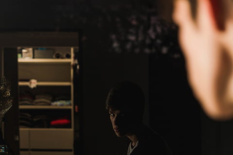 mand mod spejl, møbel, person, human, skab, værelse, hylde, spejl, reol, mørk, portræt, vred, profil, ser i spejlet, finger, Skærm, elektronik, indendørs, hovedskud, nat, voksen, mennesker, Kvinder, sidebillede, leder, ung voksen, profilvisning, hunner, herrer, livsstil, koncentration, rigtige mennesker, overvejelse, to personer, natteliv, 4K, CC0, offentligt domæne, royaltyfrie