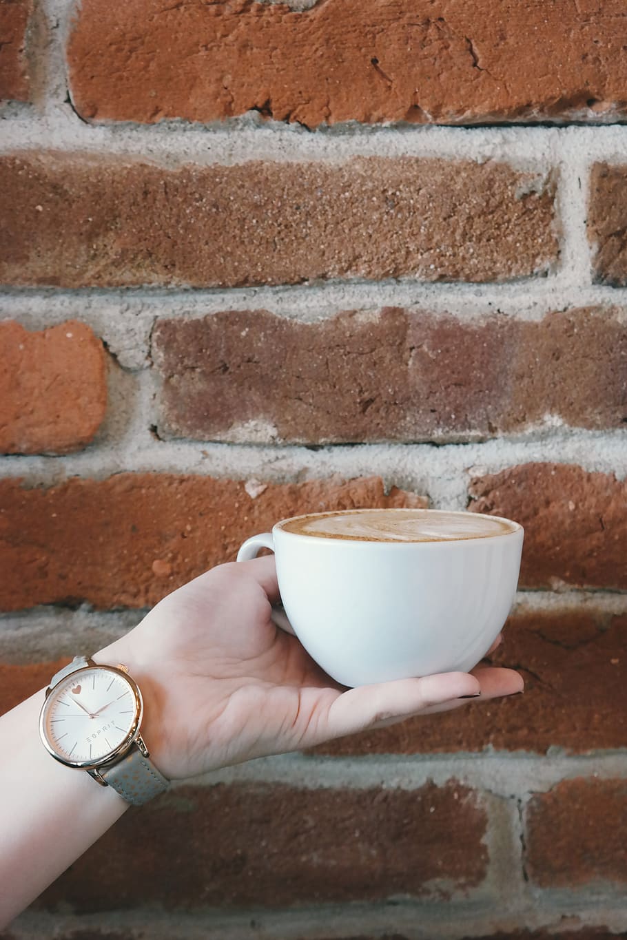 maó, paret, paret de maó, fons, cafè, tassa, tassa de cafè, tassa de café, cappuccino, mà, celebració, noia, femella, tassa blanca, mà humana, una persona, temps, part del cos humà, persones reals, veure, funció de construcció de parets, rellotge de polsera, estils de vida, part del cos, dit humà, dit, dones, menjar i beguda, rellotge, extremitat humana, 5K