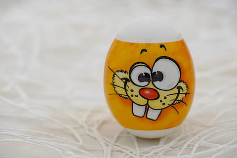 Osterei, Ostern, Osterfeier, Ei, bunt, Farbe, Hase, Darstellung, Nahansicht, Fokus auf den Vordergrund, Spielzeug, keine Leute, menschliche Darstellung, Gelb, Kreativität, Kunst und Handwerk, anthropomorphes smileygesicht, Stillleben, Feier, drinnen, einzelnes Objekt, anthropomorph, Tabelle, lächelnd, 5K, CC0, gemeinfrei, lizenzfrei
