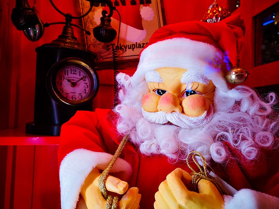 Gebäude, die Architektur, Glockenturm, Turm, Figur, Weihnachtsmann, Telefon, Weihnachten, Analoge Uhr, Uhr, Mensch, Person, Lebensmittel, Süßwaren, Süßigkeiten, Möbel, Couch, Spielzeug, Wecker, Puppe, Feier, drinnen, menschliche Darstellung, Darstellung, Vorderansicht, Urlaub, männliche Ähnlichkeit, Dekoration, Kostüm, Hut, Kleidung, Porträt, Zeit, rot, eine Person, Nahansicht, 5K