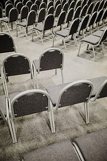 cadires buides, seient, cadira, buit, en fila, absència, cultura i entreteniment artístic, cap gent, cinema, auditori, dia, repetició, costat a costat, ordre, gran grup d'objectes, a l'interior, vista d’angle alt, teatre, 4K, CC0, domini públic, lliure de regalies
