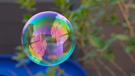 Seifenblase, Spiegeln, Seifenblasen, schweben, Sommer-, Reflexe, Reflexion, Fackel, Kugel, Nahansicht, mehrfarbig, Blase, transparent, Verletzlichkeit, Fokus auf den Vordergrund, Natur, keine Leute, Zerbrechlichkeit, Tag, gestalten, glänzend, Geometrische Figur, Kreis, in der Luft, draußen, Seifenlauge, Design, 5K, CC0, gemeinfrei, lizenzfrei