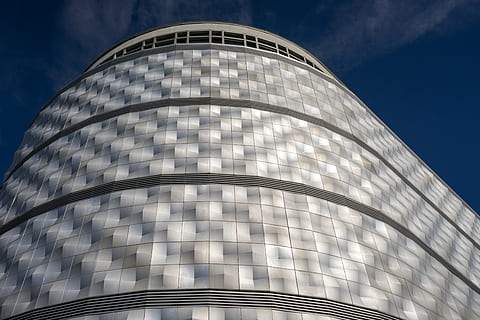 Germania, leipzig, il giro, riflessione, metallo, architettura, blu, argento, piazze, curva, moderno, esterno dell'edificio, struttura costruita, città, cielo, costruzione, destinazioni di viaggio, natura, edificio per uffici esterno, Inquadratura dal basso, nessuno, ufficio, viaggio, modello, nuvola - cielo, grattacielo, all'aperto, acciaio, lega, color argento, 5K, CC0, dominio pubblico, privo di copyright