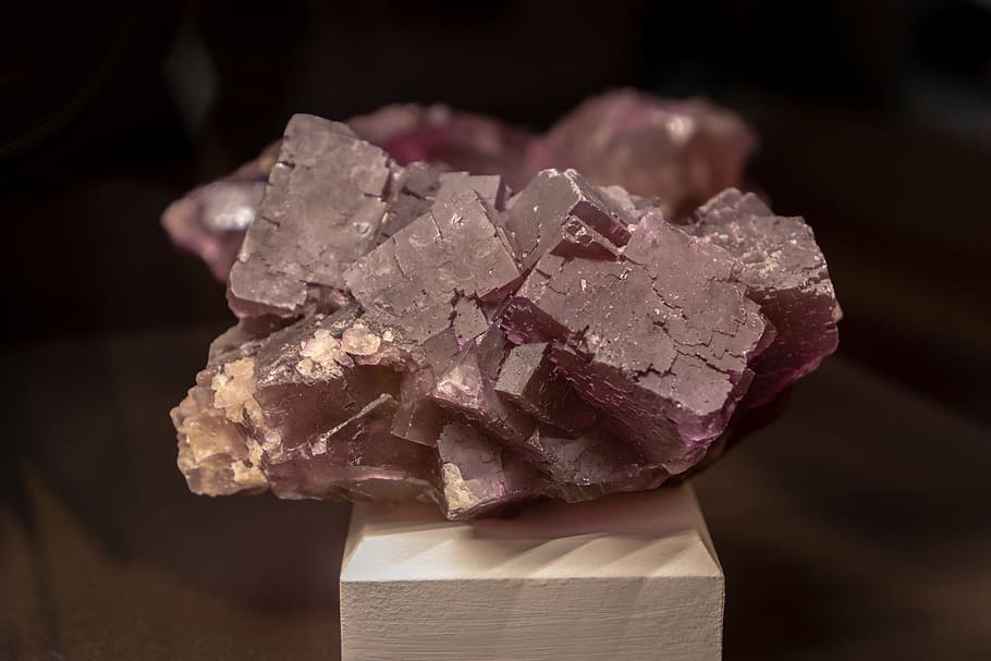 mineral, cristall, geologia, a l'interior, primer pla, sòlid, cap gent, naturalesa, sol objecte, quars, pedres precioses, natura morta, tir de l'estudi, rock - object, centrar-se en primer pla, taula, joieria, pedra - objecte, rock, porpra, condició natural, gemma semi-preciosa, 5K