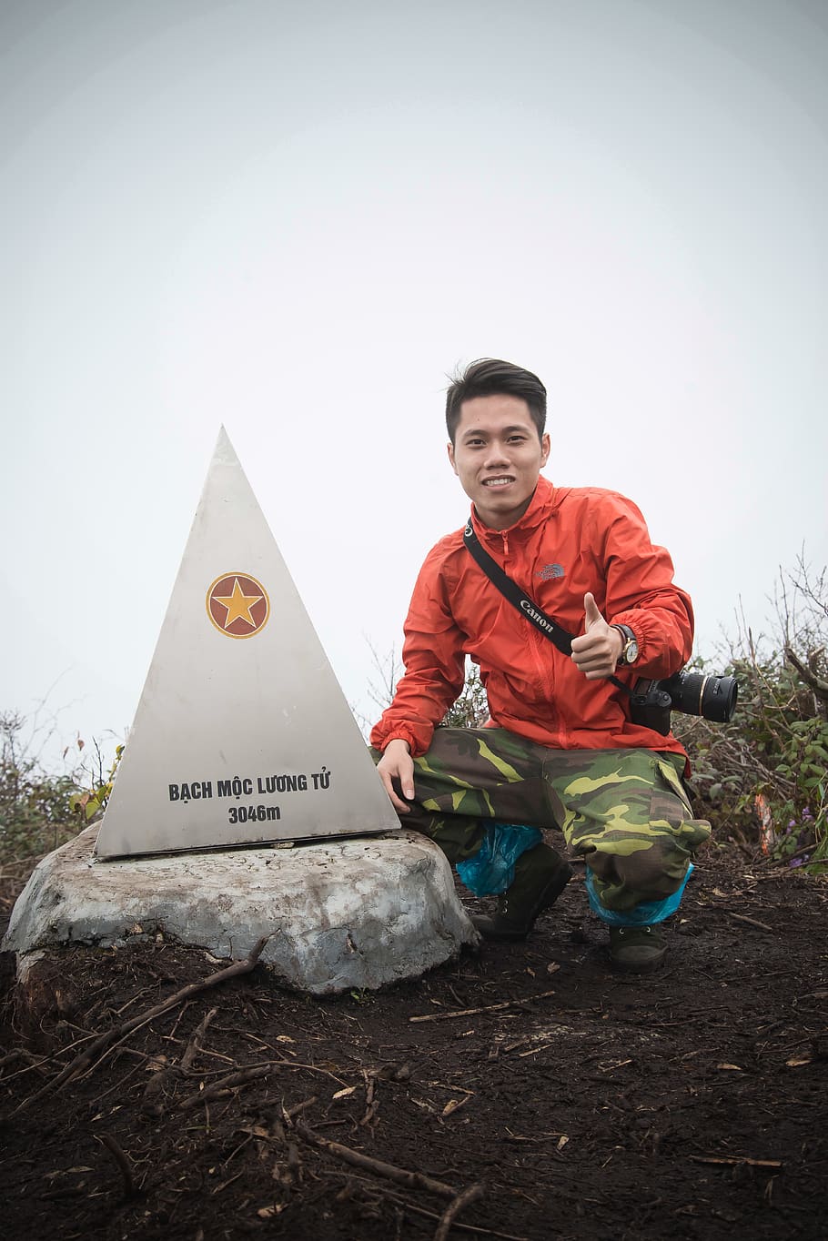 home, en cames, al costat, triangular, estàtua, persona, humà, bach moc luong tu, lao cai, vietnam, sòl, roba, rock, fotografia, foto, paintball, triangle, pantalons, cara, retrat, arqueologia, paret, militar, una persona, dia, vista frontal, naturalesa, assegut, persones reals, cel clar, longitud completa, adult jove, home jove, sòlid, homes, cel, text, mirant la càmera, comunicació, roba casual, terra, a l'aire lliure, 5K