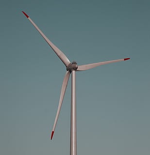 gris, molí de vent, durant el dia, generació de combustible i energia, energia alternativa, aerogenerador, energia eòlica, energia renovable, turbina, conservació del medi ambient, medi ambient, cap gent, vista d’angle baix, tecnologia, cel clar, cel, naturalesa, dia, còpia espai, blau, vermell, a l'aire lliure, electricitat, recursos sostenibles, poder a la natura, 4K, CC0, domini públic, lliure de regalies