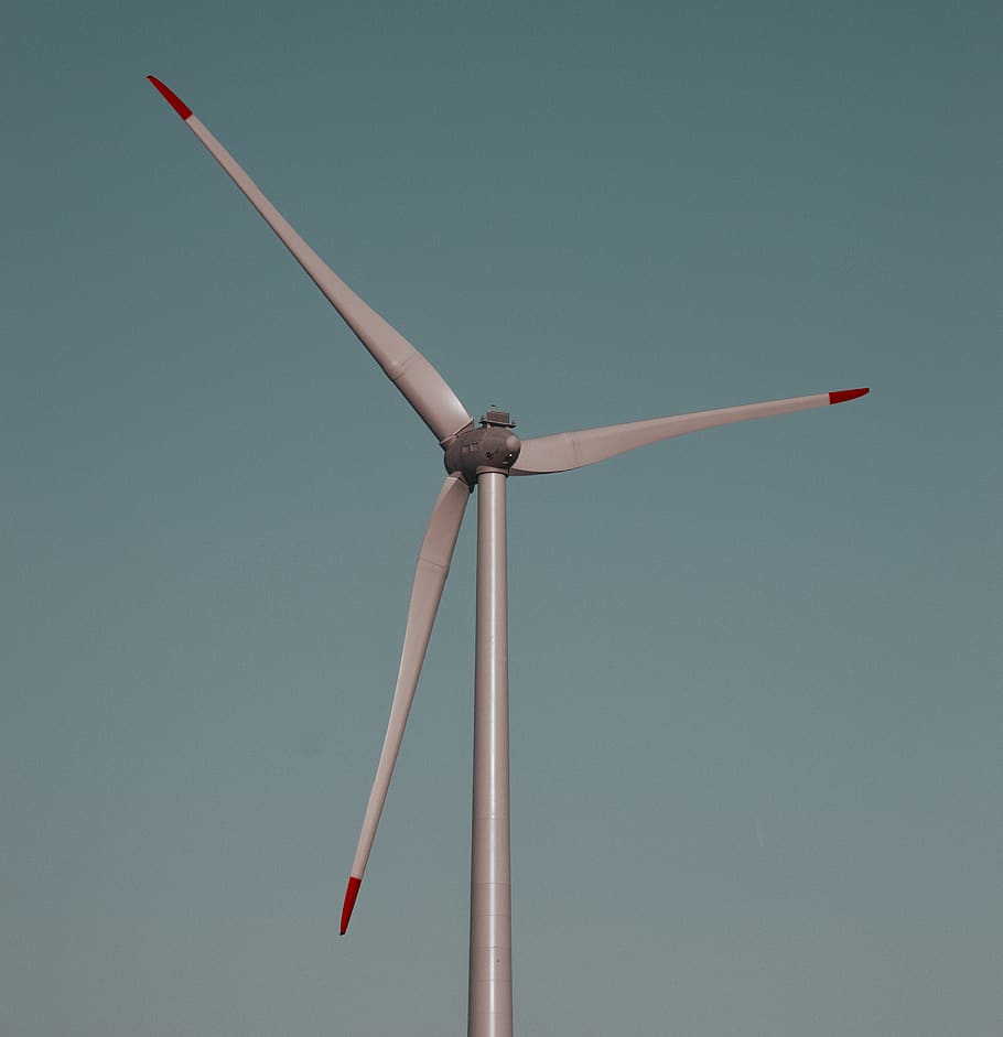 gris, molí de vent, durant el dia, generació de combustible i energia, energia alternativa, aerogenerador, energia eòlica, energia renovable, turbina, conservació del medi ambient, medi ambient, cap gent, vista d’angle baix, tecnologia, cel clar, cel, naturalesa, dia, còpia espai, blau, vermell, a l'aire lliure, electricitat, recursos sostenibles, poder a la natura, 4K