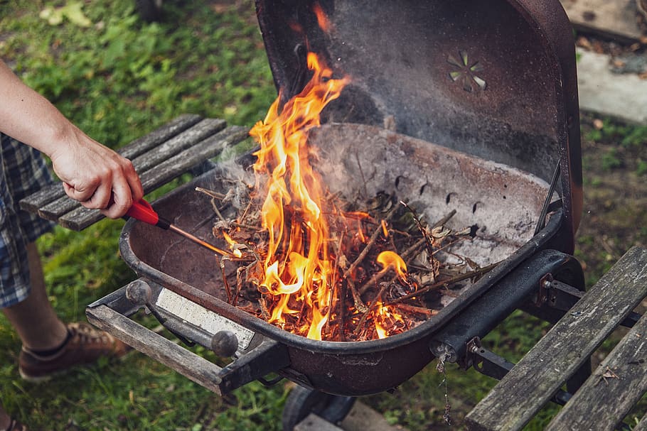 grill, ild, Start, belysning, varme - temperatur, menneskelig kropsdel, brænding, flamme, menneskelig hånd, brand - naturligt fænomen, en person, dag, hånd, natur, udendørs, fritidsaktivitet, forberedelse, mad og drikke, rigtige mennesker, mad, træ - materiale, bål, forbereder mad, lejrbål, 5K