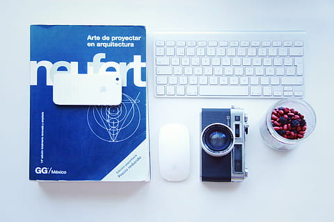 praca, elementy, neufert, klawiatura, mysz, aparat fotograficzny, orzeszki ziemne, rodzynki, technologia, połączenie, porozumiewanie się, niebieski, wewnątrz, technologia bezprzewodowa, studio strzał, komputer, grupa obiektów, żadnych ludzi, Grupa, Bezpośrednio powyżej, zbliżenie, klawiatura komputerowa, pismo zachodnie, martwa natura, wyposażenie komputera, wyposażenie domu, kultura i rozrywka artystyczna, 5K, CC0, domena publiczna, darmowe zdjęcia