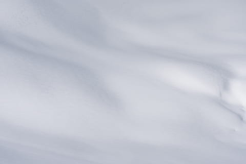 textile blanc, animal, oiseau, en volant, neige, blanc, pente, les collines, minimal, les montagnes, poudre, transport, véhicule, accipiter, mouette, geai, geai bleu, robin, glissement, aventure, loisirs, plein cadre, arrière-plans, personne, couleur blanche, modèle, journée, abstrait, textile, nuage - ciel, texturé, la nature, faible angle de vue, ciel, douceur, beauté dans la nature, en plein air, gris, milieux abstraits, tranquillité, 5K, CC0, domaine public, libre de droits