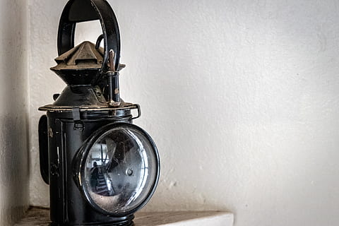 luce, faro, telecamera, elettronica, lampada, proiettore, torcia, videocamera, torcia elettrica, ferro, apparecchio, ferro da stiro, Scarabeo stercorario, animale, invertebrato, insetto, lampione, natura, pavimento, cucchiaio, caratteristica della parete, in casa, nessuno, avvicinamento, in stile retrò, metallo, copia spazio, sveglia, tecnologia, semplicità, tempo, interno di casa, vecchio, natura morta, singolo oggetto, stanza domestica, orologio, casa, attrezzatura per l'illuminazione, antico, lampada elettrica, 5K, CC0, dominio pubblico, privo di copyright