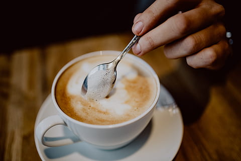 tasse, café, table, intérieur, technologie, La technologie, travail, cappuccino, restaurant, en retard, à l'intérieur, boisson, Nourriture et boisson, tasse à café, agresser, rafraîchissement, café - boisson, ustensile de cuisine, cuillère, vaisselle, partie du corps humain, soucoupe, main humaine, boisson mousseuse, fermer, boisson chaude, main, latté, cuillère à café, en remuant, petit déjeuner, 5K, CC0, domaine public, libre de droits
