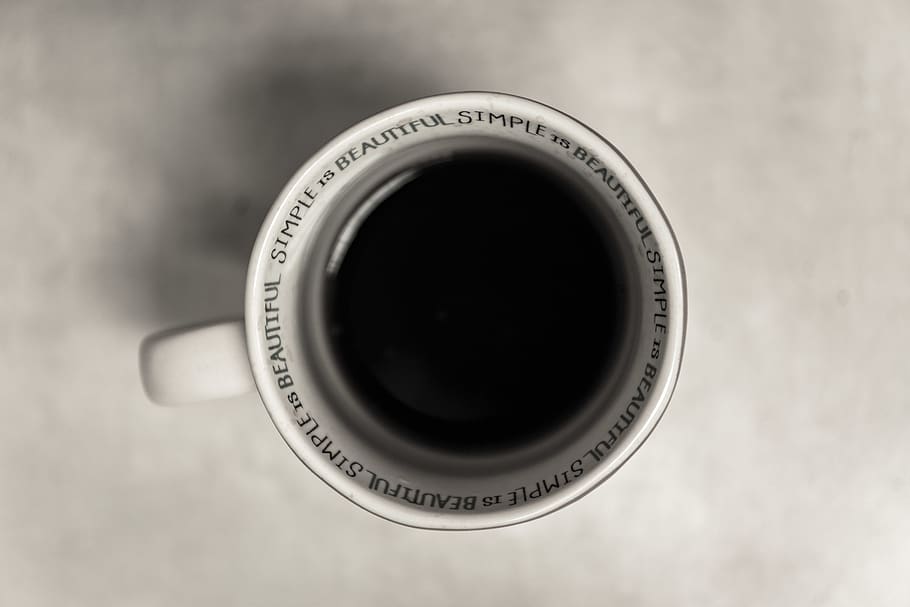 encara, articles, coses, beure, begudes, tassa, cafè, aèria, superior, vista, pressupostos, extractes, simple és bonic, blanc, negre, tassa de cafè, cafè - beguda, directament a sobre, cafè negre, refresc, menjar i beguda, primer pla, beguda calenta, sol objecte, tir de l'estudi, cap gent, a l'interior, forma geomètrica, tassa de te, cercle, forma, vaixella, cafeïna, 5K